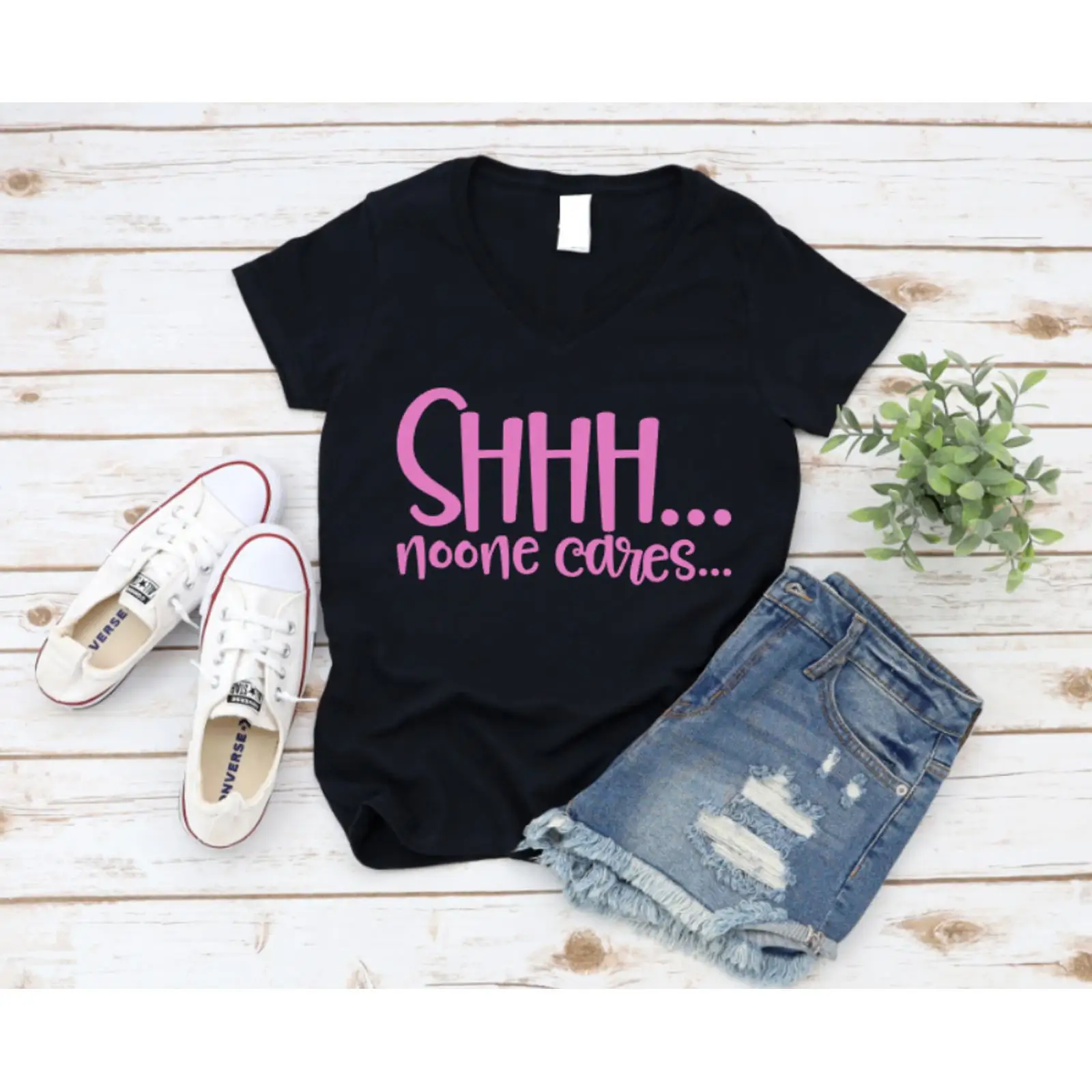 On Sneaker Care - Camiseta preta com texto rosa 'SHHH